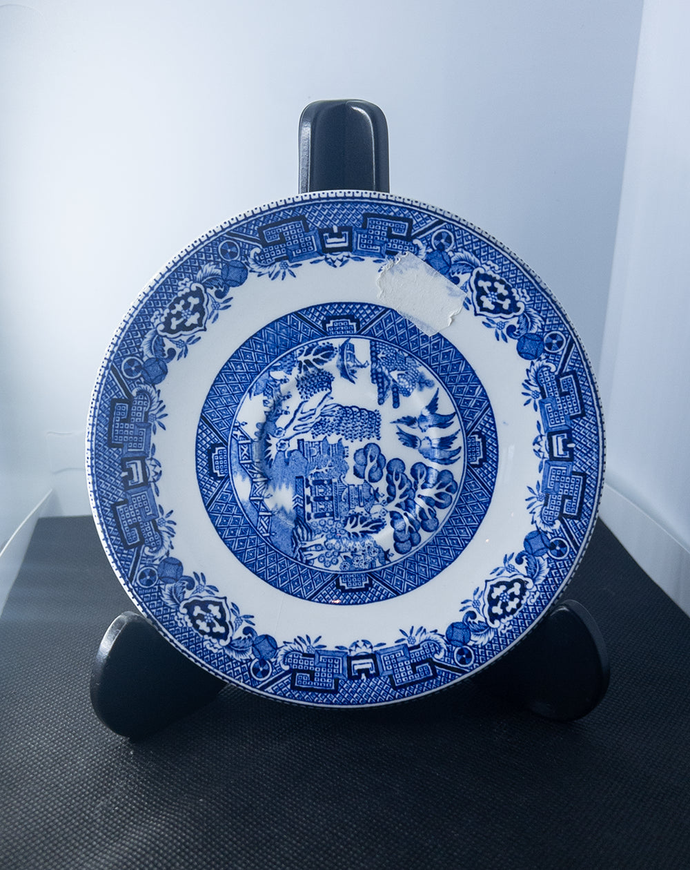 Винтажная фарфоровая тарелка с синим орнаментом в восточном стиле