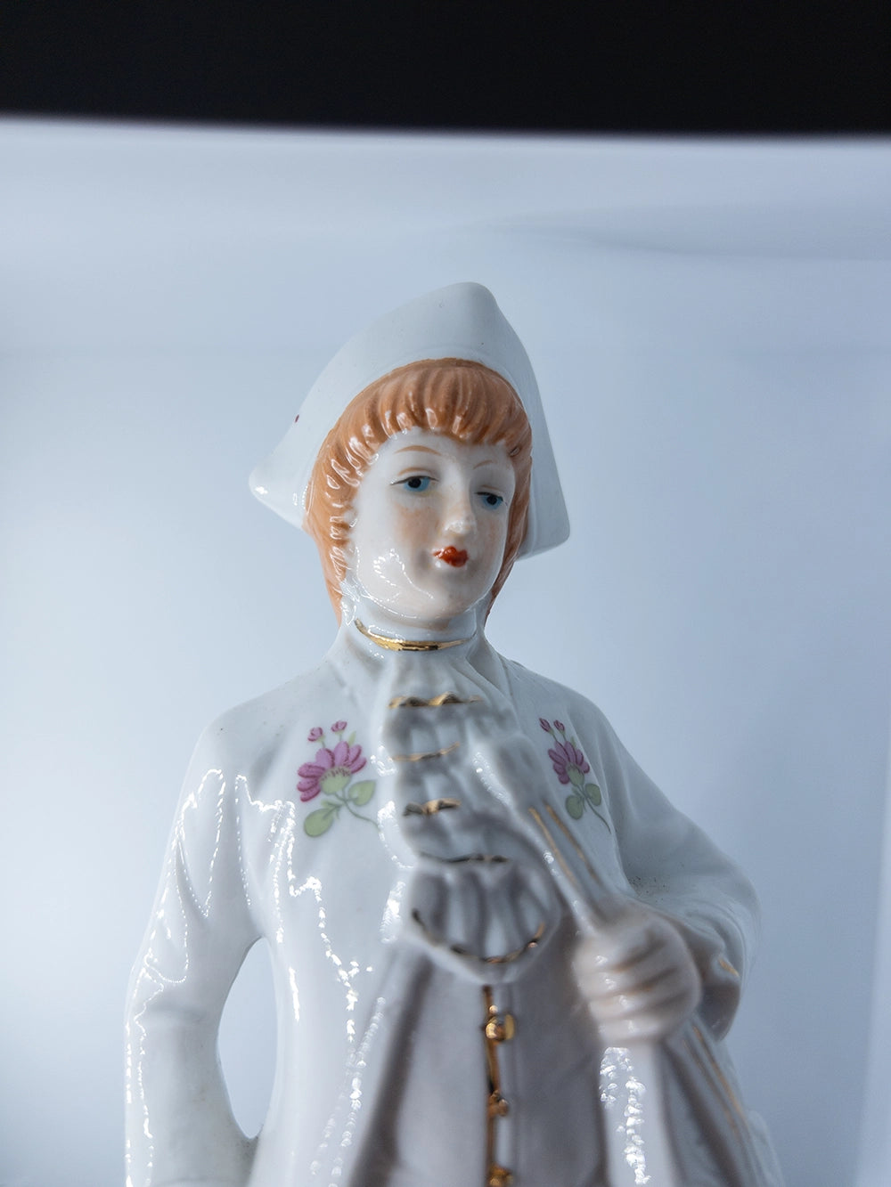 Винтажная фарфоровая статуэтка в классическом стиле, 23 см