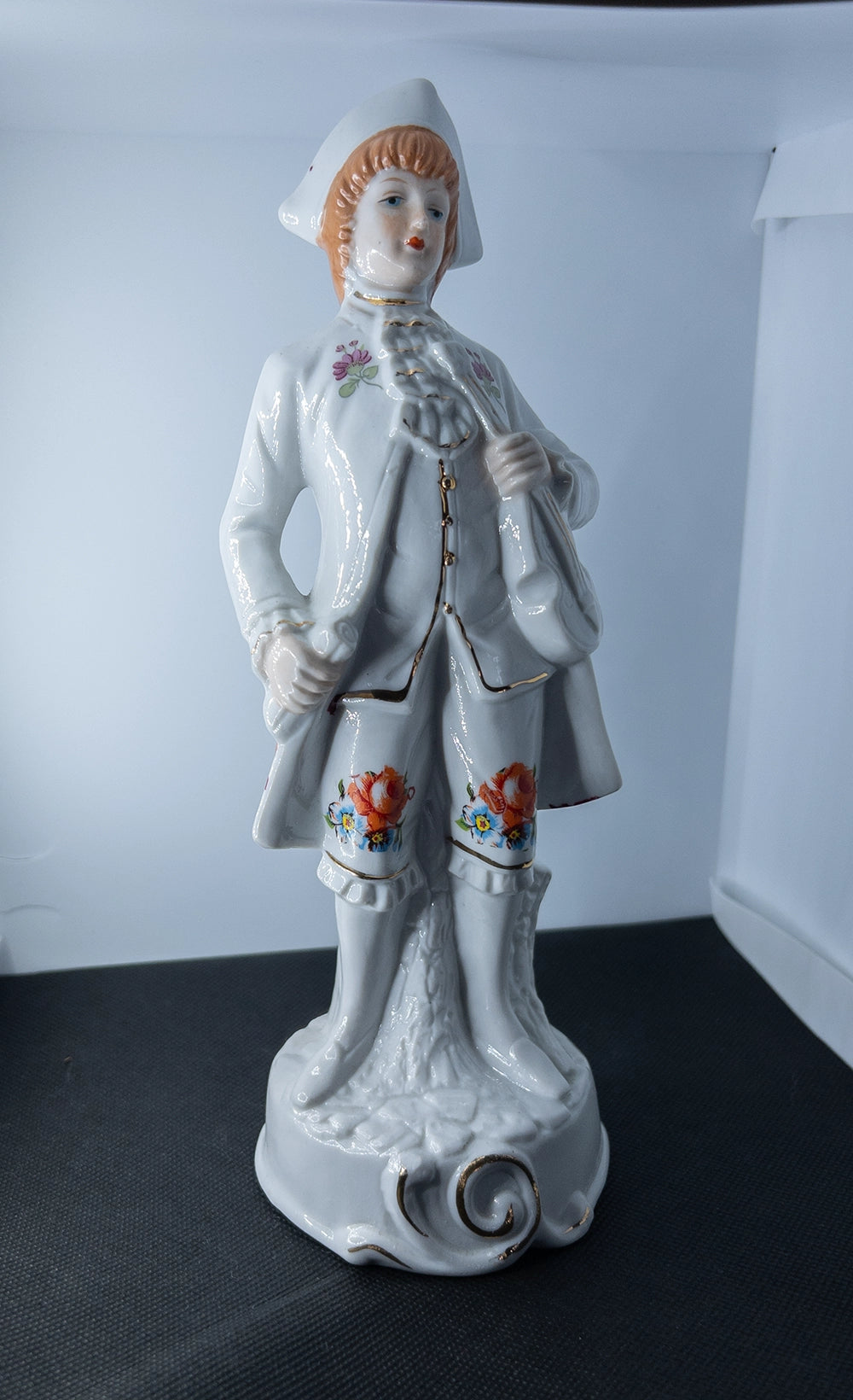Винтажная фарфоровая статуэтка в классическом стиле, 23 см
