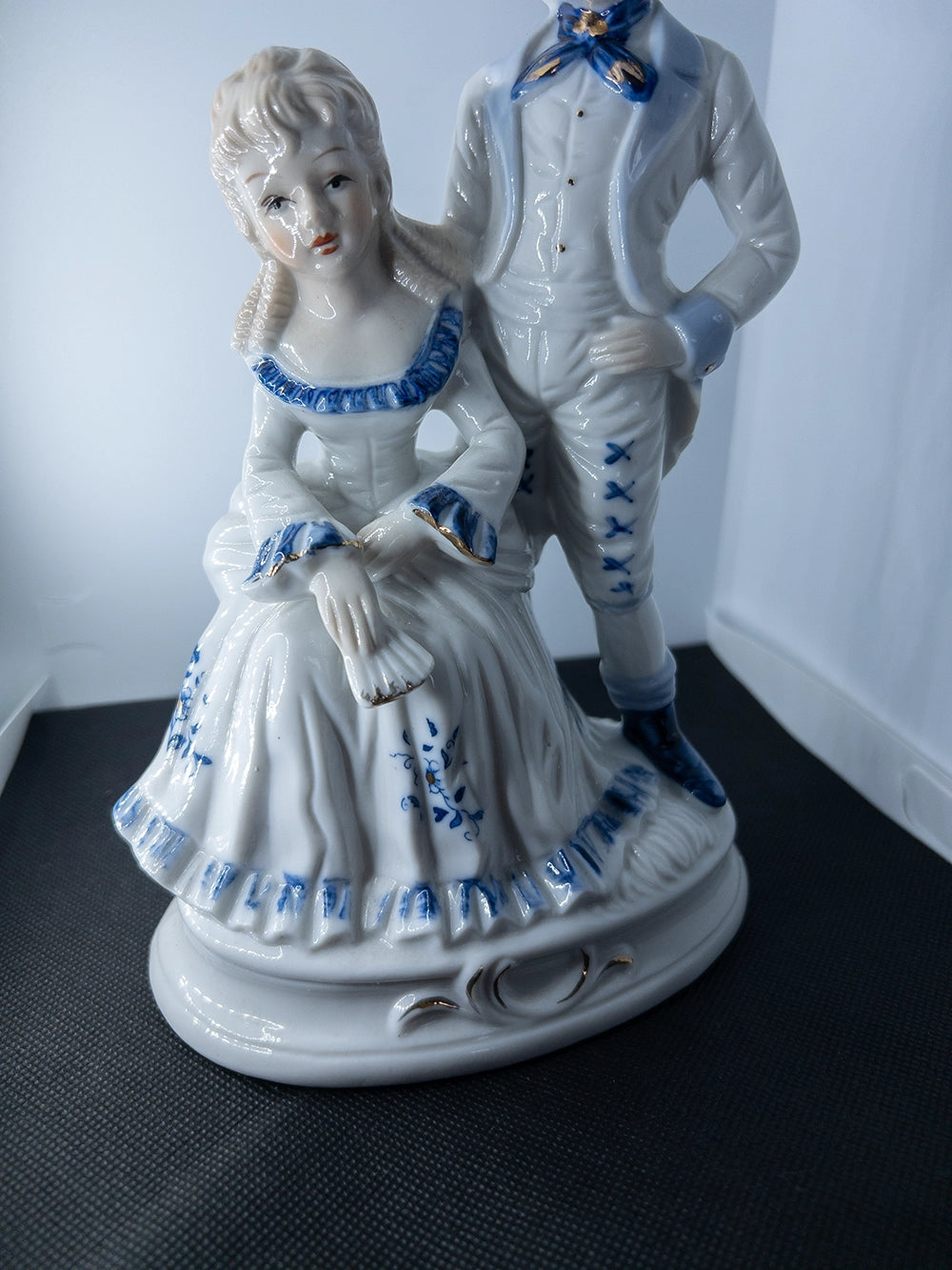 Винтажная фарфоровая статуэтка с галантной сценой, 21 см