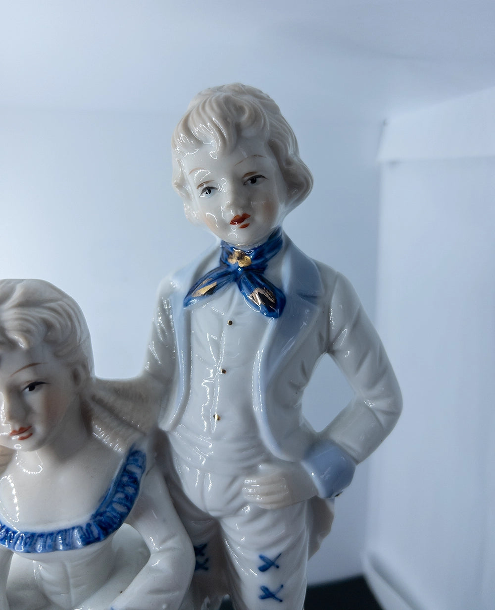 Винтажная фарфоровая статуэтка с галантной сценой, 21 см
