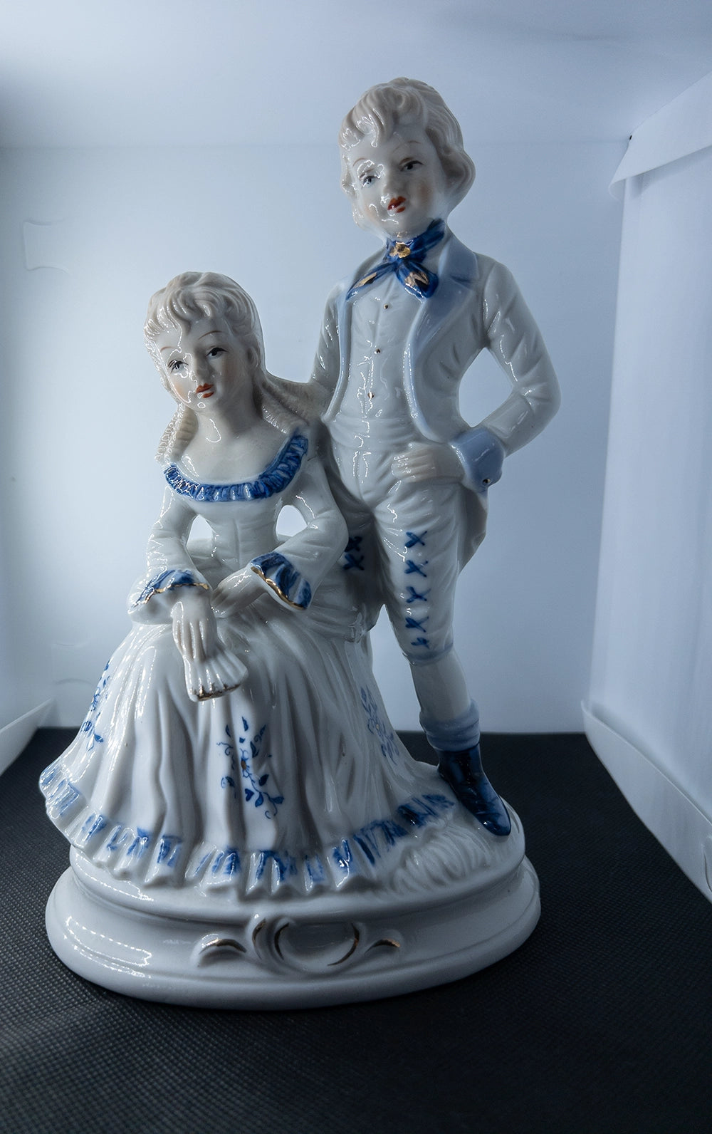Винтажная фарфоровая статуэтка с галантной сценой, 21 см