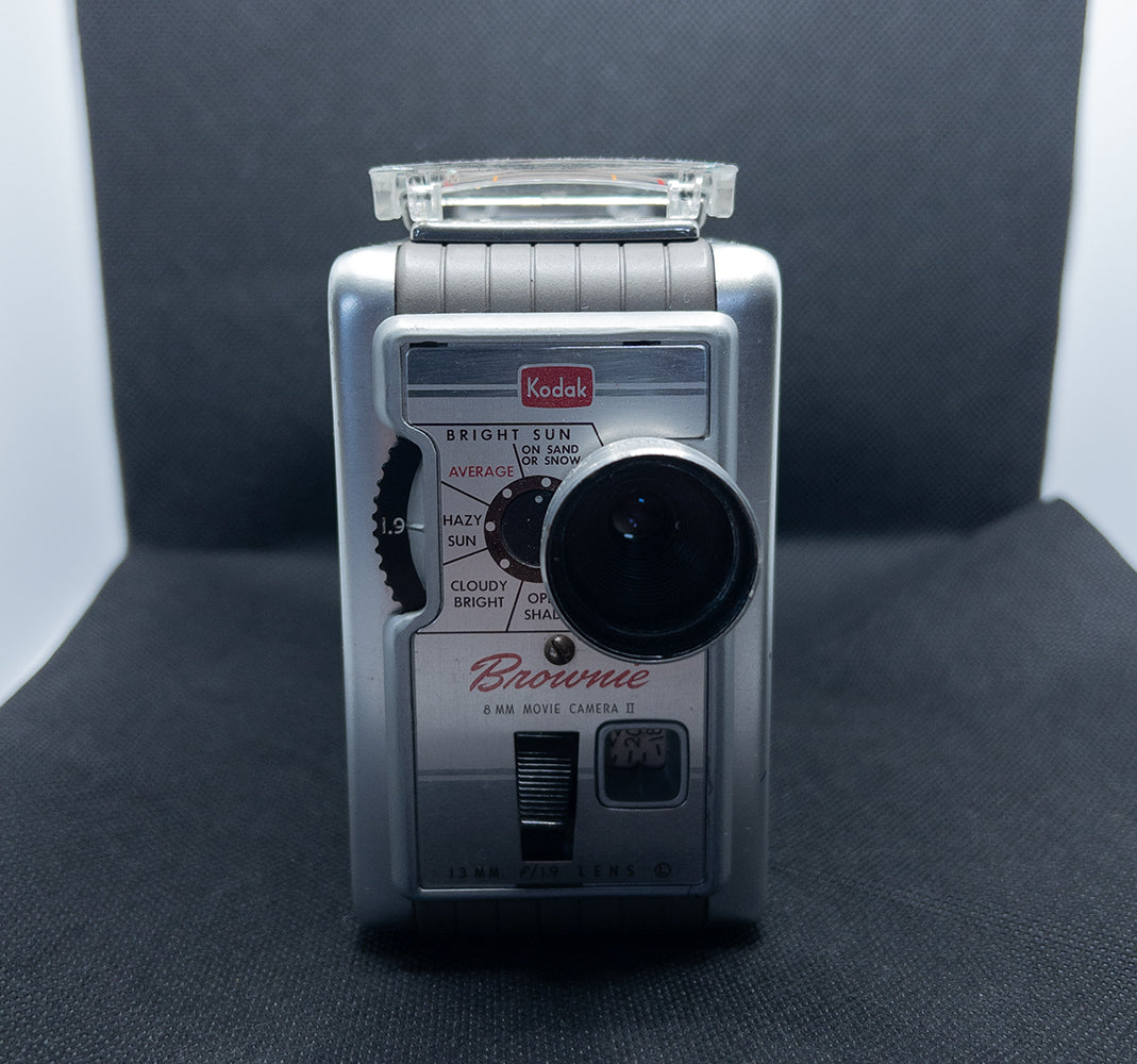 Винтажная кинокамера Kodak Brownie 8mm – для коллекции / декора / использования