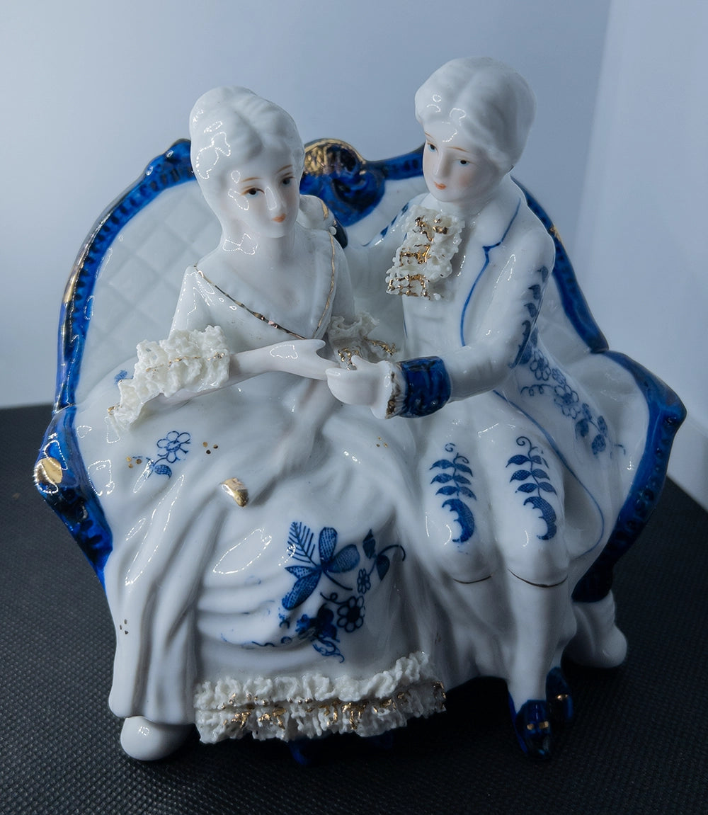 Figurină din porțelan – cuplu elegant pe canapea