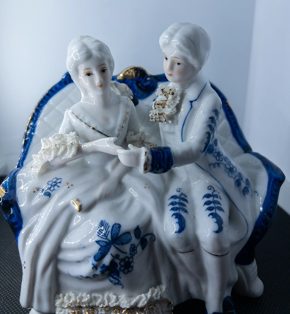 Figurină din porțelan – cuplu elegant pe canapea