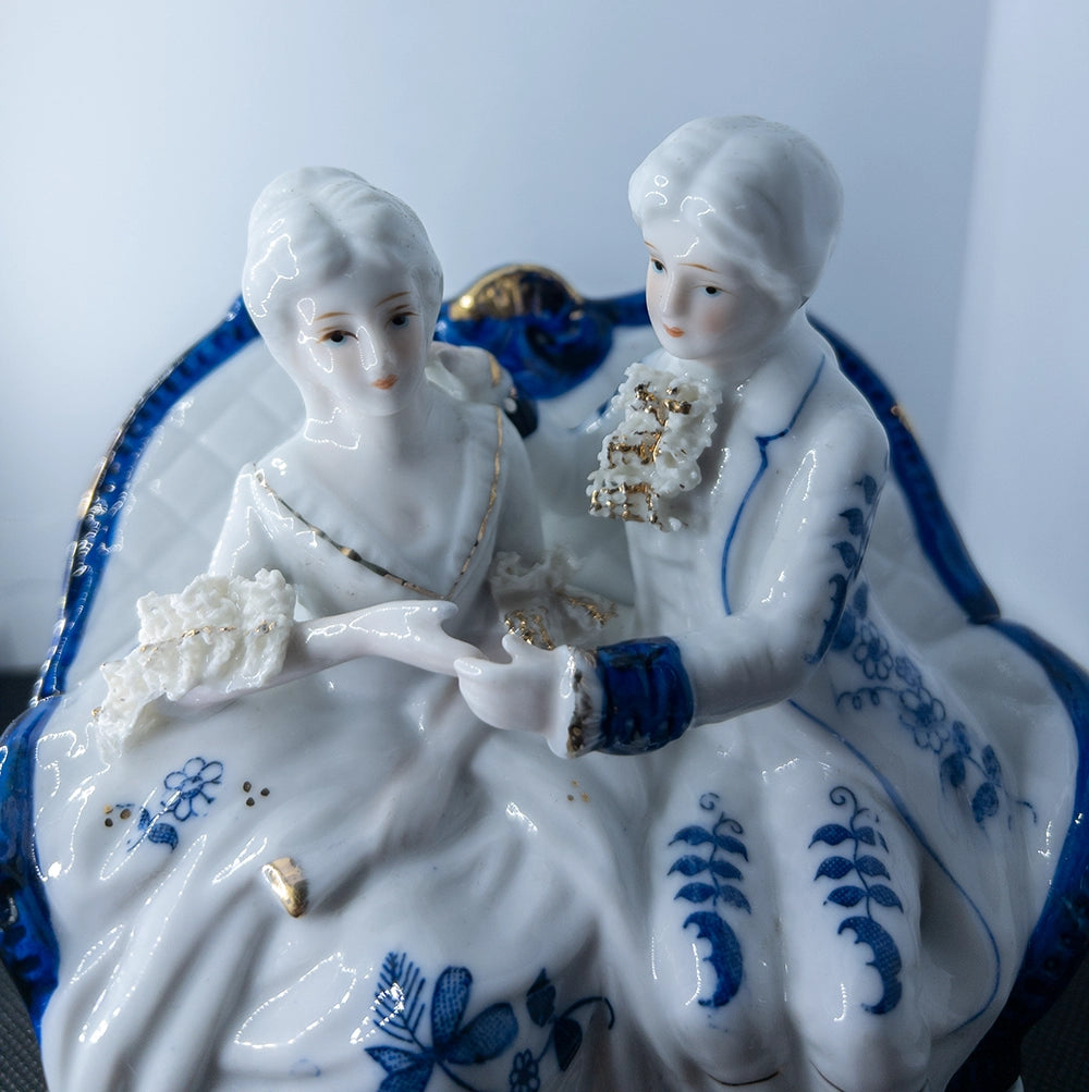 Figurină din porțelan – cuplu elegant pe canapea