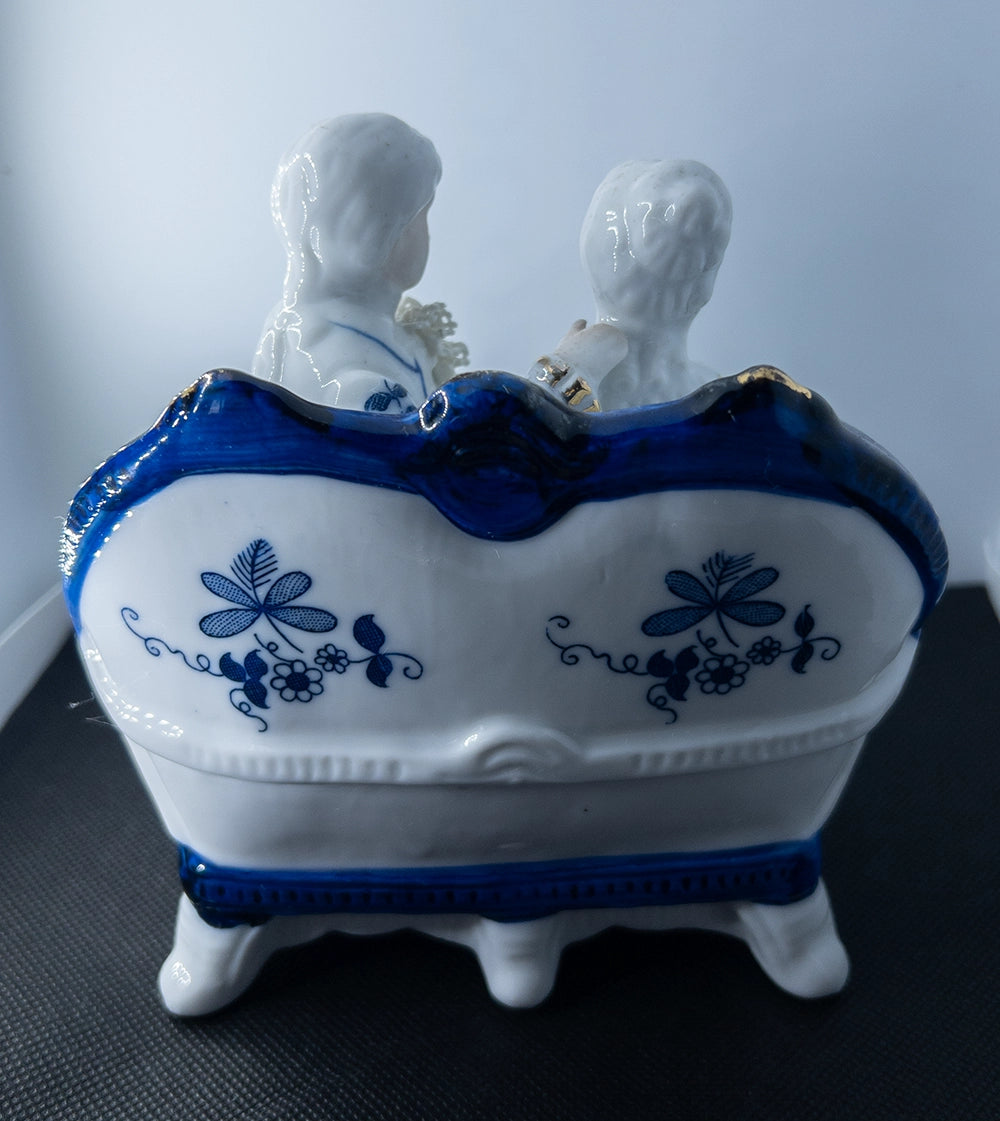 Figurină din porțelan – cuplu elegant pe canapea