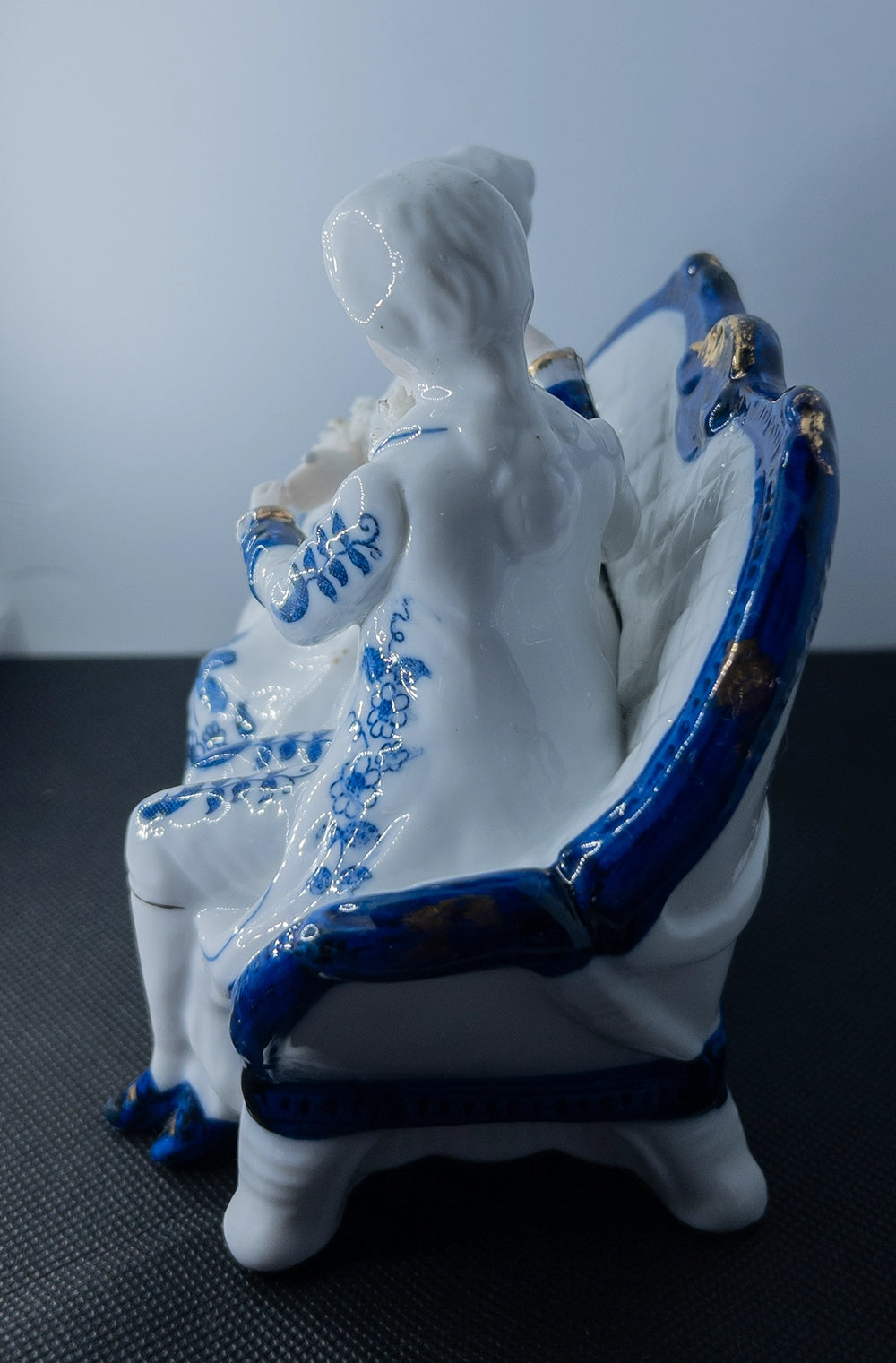 Figurină din porțelan – cuplu elegant pe canapea